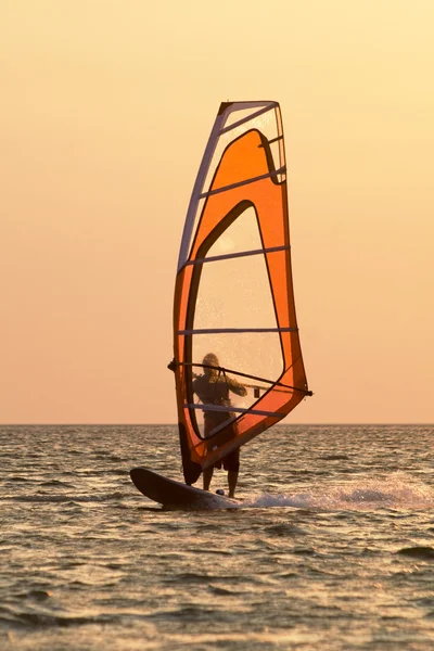 Windsurfer με κύματα του στον κόλπο ένα sunse — Φωτογραφία Αρχείου