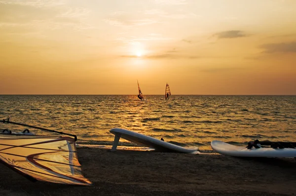 Silhouette di due windsurfer su un golfo — Foto Stock