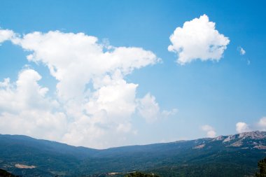 dağlar, gökyüzü, bulutlar. Ukrayna. SOU