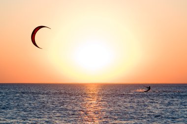 kitesurfer bir günbatımı üzerinde bir Körfez üzerinde
