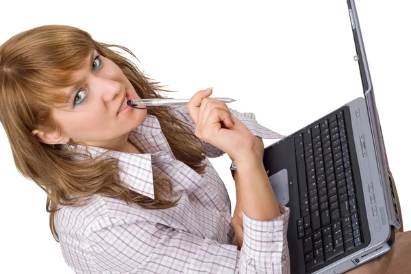 Den unga kvinnan sitter med den bärbara datorn. är — Stockfoto