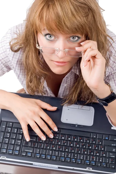 Unavený mladá žena v brýlích sedí wi — Stock fotografie