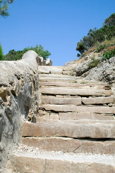 Escalera de una piedra clara en las montañas — Foto de Stock