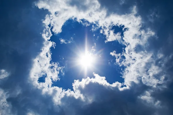 Sky background. sun and clouds backgroun — Stock Photo, Image