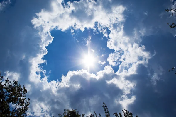 Himmel Hintergrund. Sonne, Wolken und Bäume — Stockfoto