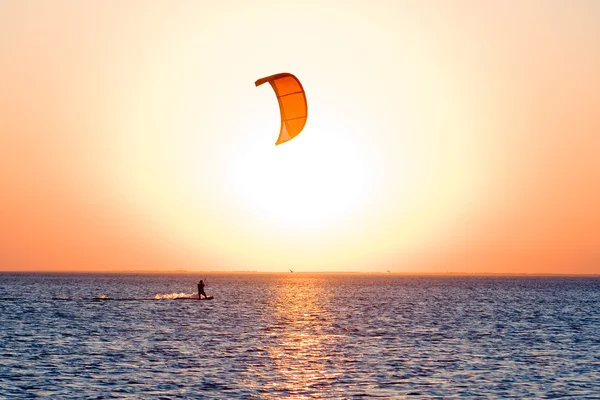 Silhouette of a kitesurfer on a gulf on — Stock Photo, Image