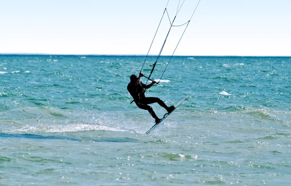 Silhouet van een kitesurfer op golven van een — Stockfoto