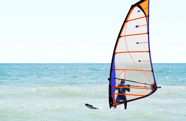 Silueta de un windsurfista en el mar en — Foto de Stock