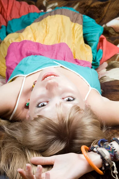 Die junge schöne Frau liegt auf einem Bett — Stockfoto