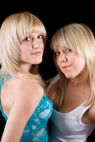 Portret van de twee jonge schoonheid blonde. — Stockfoto