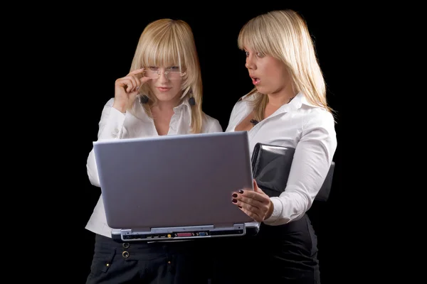 Zwei junge Geschäftsfrauen sitzen mit Schoß — Stockfoto