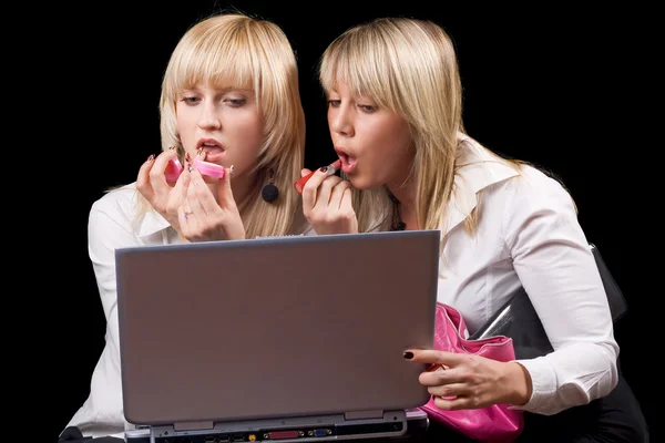 Two blondes do makeup in front of the la — Stock Photo, Image