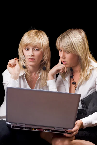 Två unga affärskvinnor sitter med varv — Stockfoto