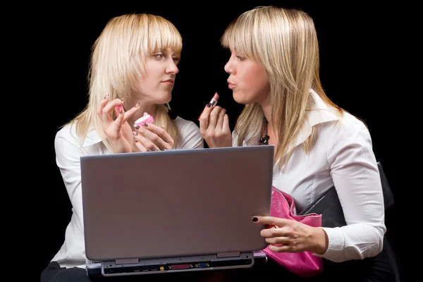 Duas loiras fazem maquiagem na frente do la — Fotografia de Stock