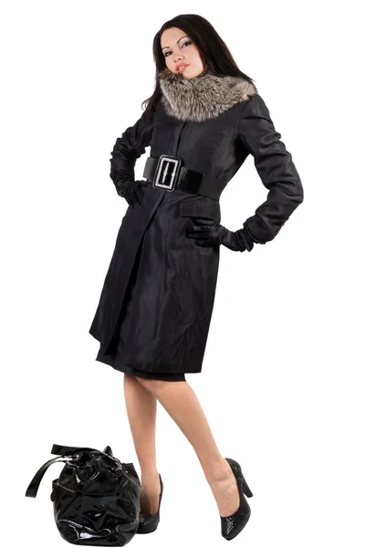 Den unga kvinnan i en svart kappa med en b — Stockfoto