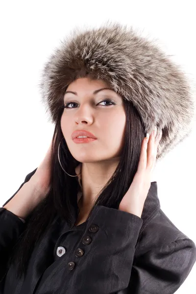 Portret van de jonge vrouw in een bont cap — Stockfoto
