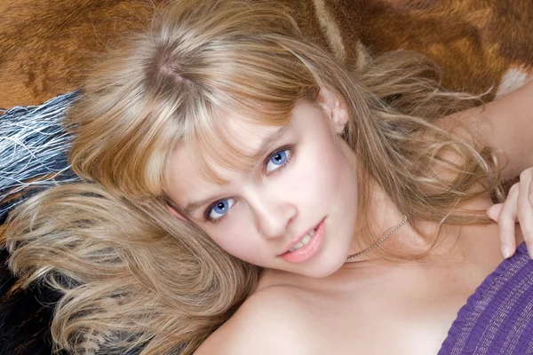 Portret van de jonge mooie blonde — Stockfoto