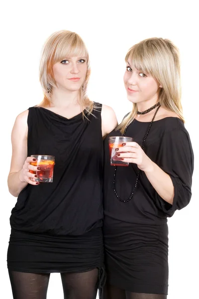 Dwóch młodych piękna blondynka z koktajle. — Zdjęcie stockowe