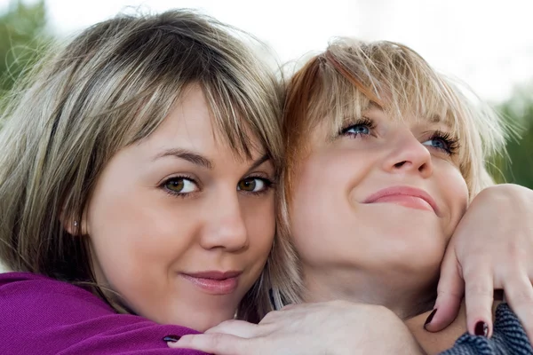 Porträtt av de två leende unga kvinnor — Stockfoto