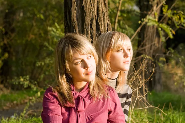 Zwei schöne junge Blondinen im Licht der — Stockfoto