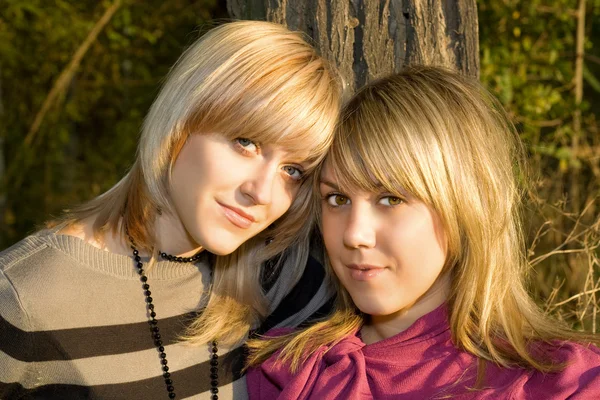 Portrait of the two young women outdoors — Stock Photo, Image