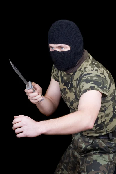 Чоловік з ножем у чорній масці — стокове фото