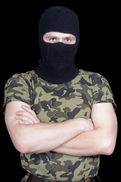 Человек в черной маске над черным — стоковое фото
