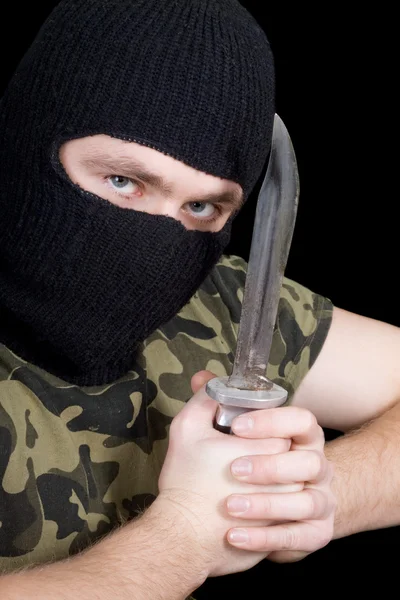 Вбивця з ножем у чорній масці — стокове фото