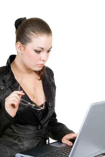 Jonge zakenvrouw werkt op de laptop. — Stockfoto