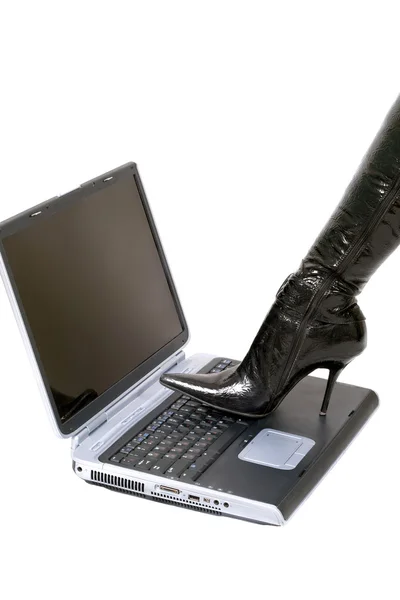 Γυναίκα πόδι πάνω από το φορητό υπολογιστή. απομονωθεί σε λευκό — Φωτογραφία Αρχείου