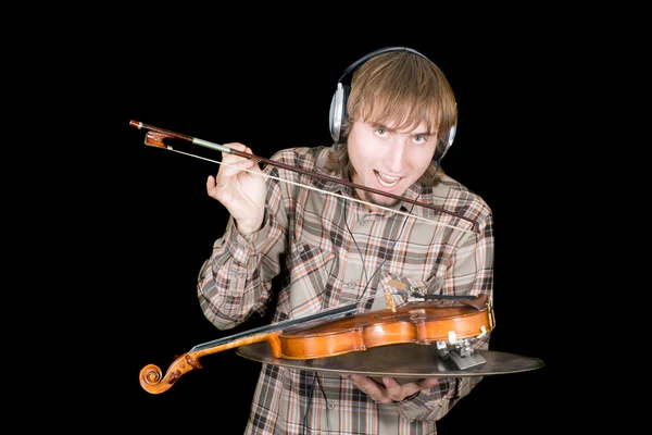 A fiatalember a fül telefonok eszi a hegedűre és — Stock Fotó