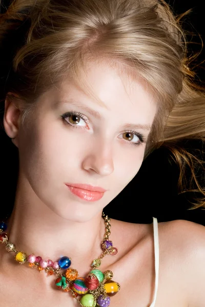 Porträt der schönen jungen Blondine. — Stockfoto