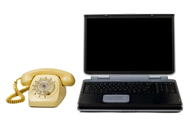 Ноутбук и старый телефон. Изолированные на белом — стоковое фото