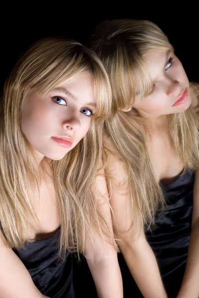 Unga blondinen och hennes reflektion i en mir — Stockfoto