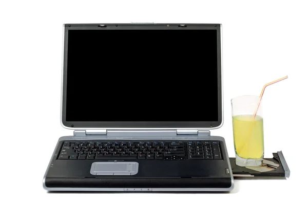 Laptop i koktajl. na białym tle na b biały — Zdjęcie stockowe