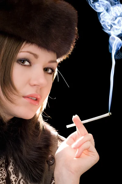 Retrato de la joven con un cigarro — Foto de Stock
