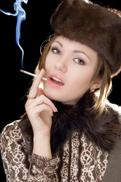 Cigare と若い女性の肖像画 — ストック写真