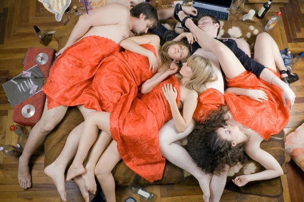 Jonge slapen na een feest — Stockfoto