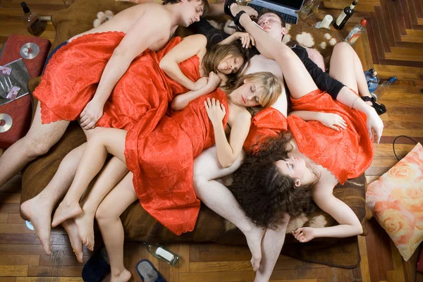 Betrunken schlafen jung nach ein teil — Stockfoto