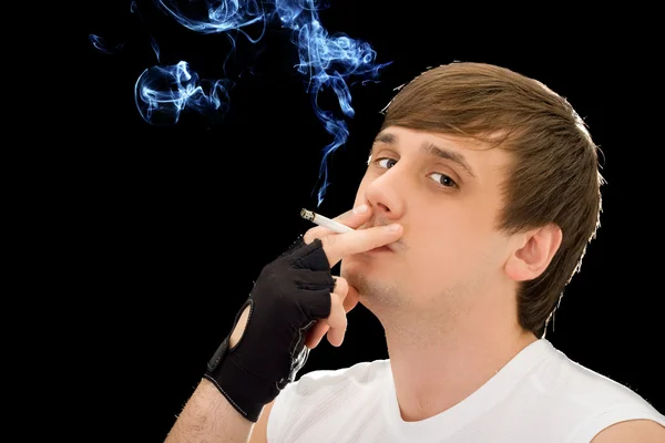 Un joven fumando un cigarrillo. Aislado — Foto de Stock