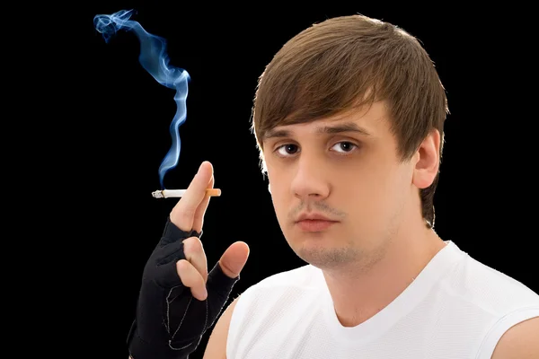 Portret młodego człowieka z papierosem — Zdjęcie stockowe