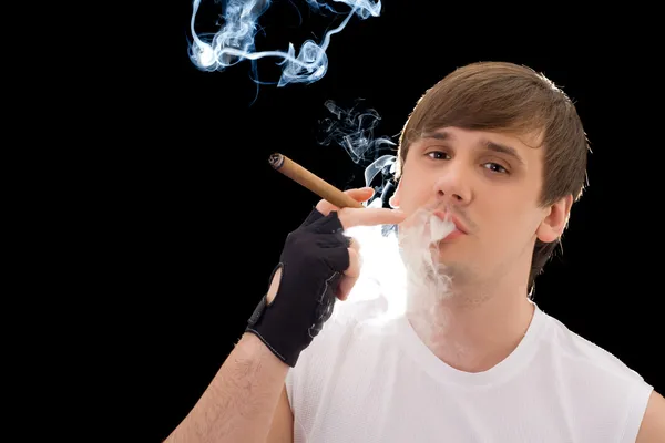 Jovem fumando um charuto. Isolado em b — Fotografia de Stock