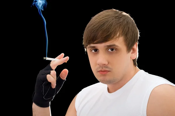 Retrato do jovem com um cigarro — Fotografia de Stock