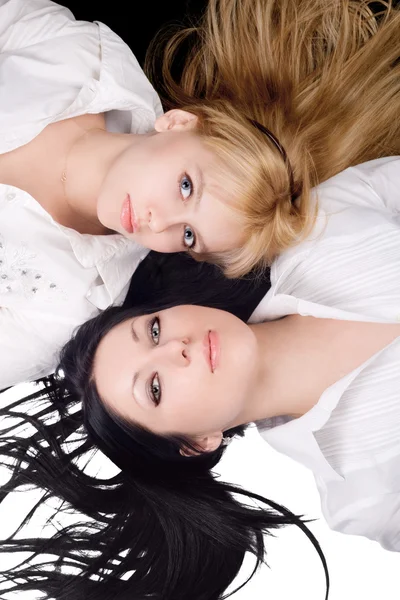 Portrét dvou ležící na krásné mladé wo — Stock fotografie