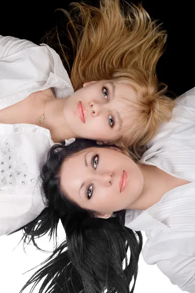 Retrato de las dos rubias encantadoras y br — Foto de Stock