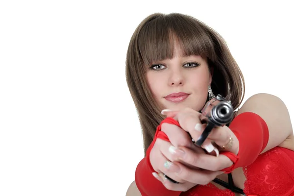 Porträtt av en ung kvinna med en pisto — Stockfoto