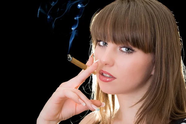 Bir puro ile genç bir kadın portresi — Stok fotoğraf