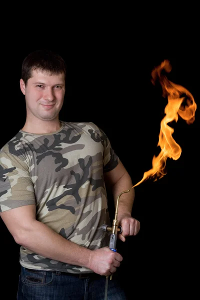 Сильный молодой человек с газовой горелкой — стоковое фото