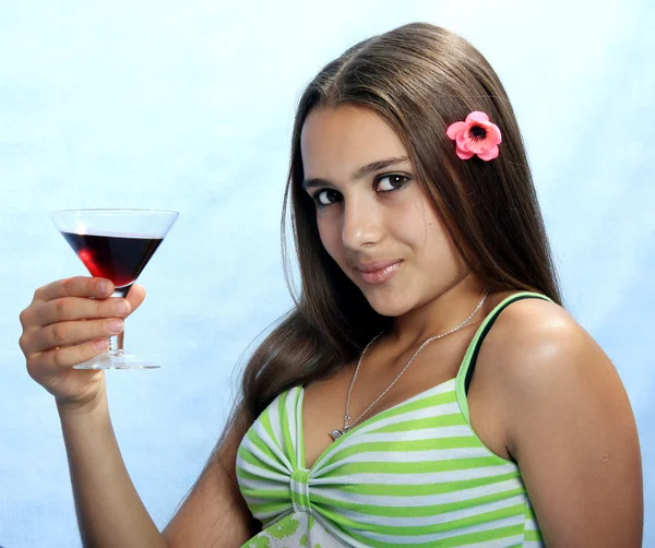 Lekfull tjej med glas vin. — Stockfoto