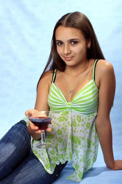 Speelse meisje met glas wijn. — Stockfoto